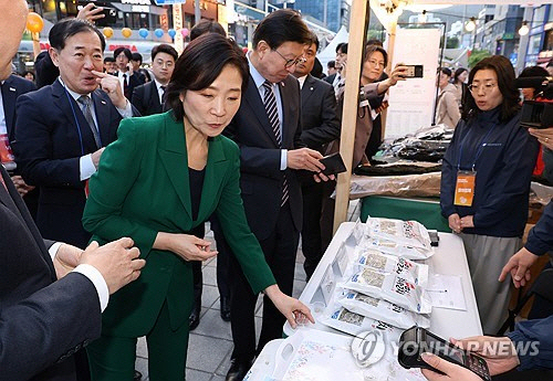 오영주 중소벤처기업부 장관(가운데)이 지난 5월 부산 해운대 구남로 광장에서 열린 '살맛 나는 행복 쇼핑, 2024 동행 축제'를 둘러보고 있다. 연합뉴스